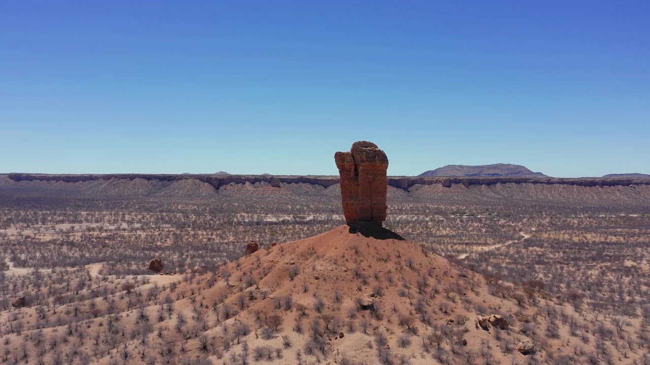 Vista aérea cercana de Vingerklip, formación rocosa de arenisca Fingerklippe en Namibia, dron en órbita media en el lado sombrío