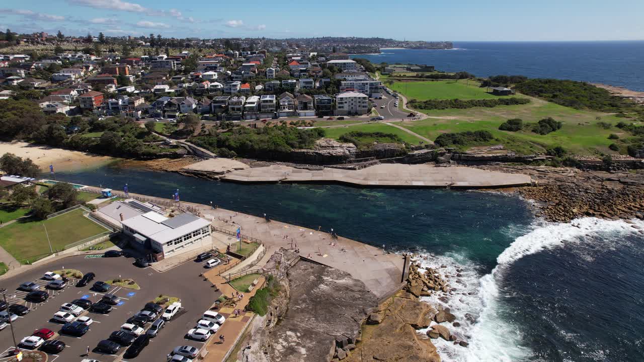 해안 도시 해변과 공중 전망을 가진 수영장