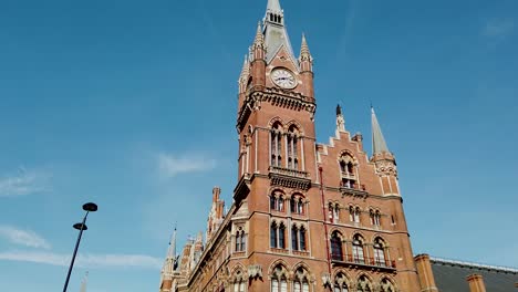 Fassade-Des-Internationalen-Bahnhofs-London-St.-Pancras-In-Der-Nähe-Von-King&#39;s-Cross,-London,-Großbritannien,-Der-Aufgrund-Seiner-Internationalen-Bahnziele-Als-Portal-Nach-Europa-Bekannt-Ist