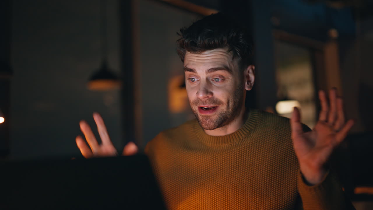 hombre en una llamada de video