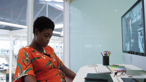 mujer joven que trabaja en una oficina creativa