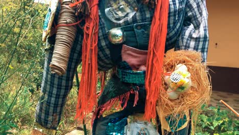 espantapájaros hecho de materiales reciclados en el campo del jardín rural para asustar a las aves y alejarlas de la agricultura cultivos reutilizar nueva vida reinventar reciclar eco verde energía limpia medio ambiente aterrador reciclaje amigable