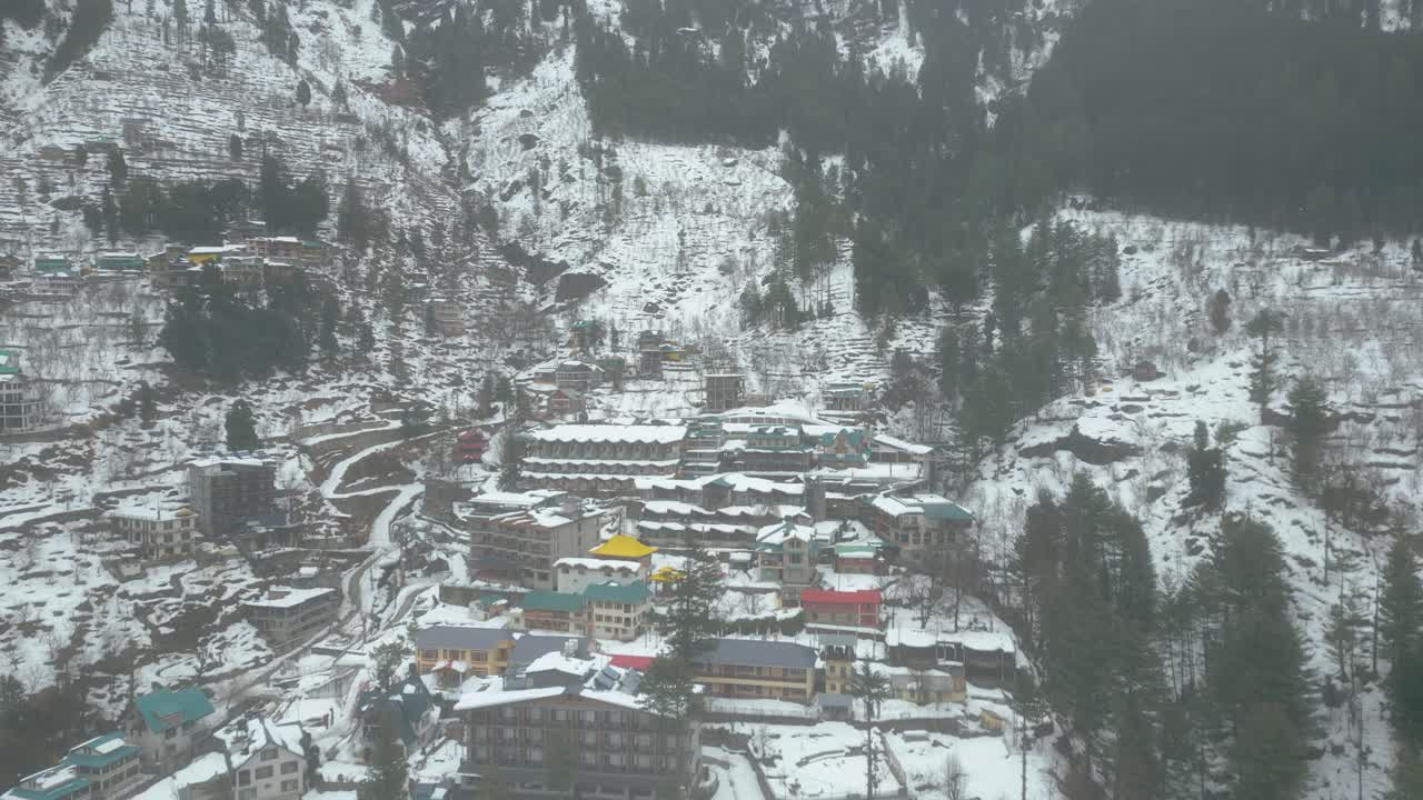 Widok z lotu ptaka na miasto Manali po opadach śniegu.