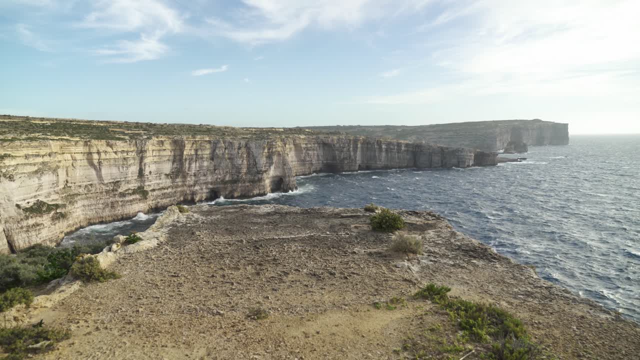 meseta cerca de la costa del mar mediterráneo con ventana azul permanece visible en el fondo