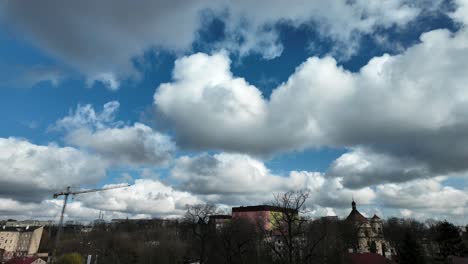 El-Cielo-Y-Las-Nubes-En-Movimiento-Se-Desplazan-Sobre-La-Ciudad,-El-Paraíso-Azul,-El-Paisaje-De-La-Ciudad-En-Segundo-Plano.