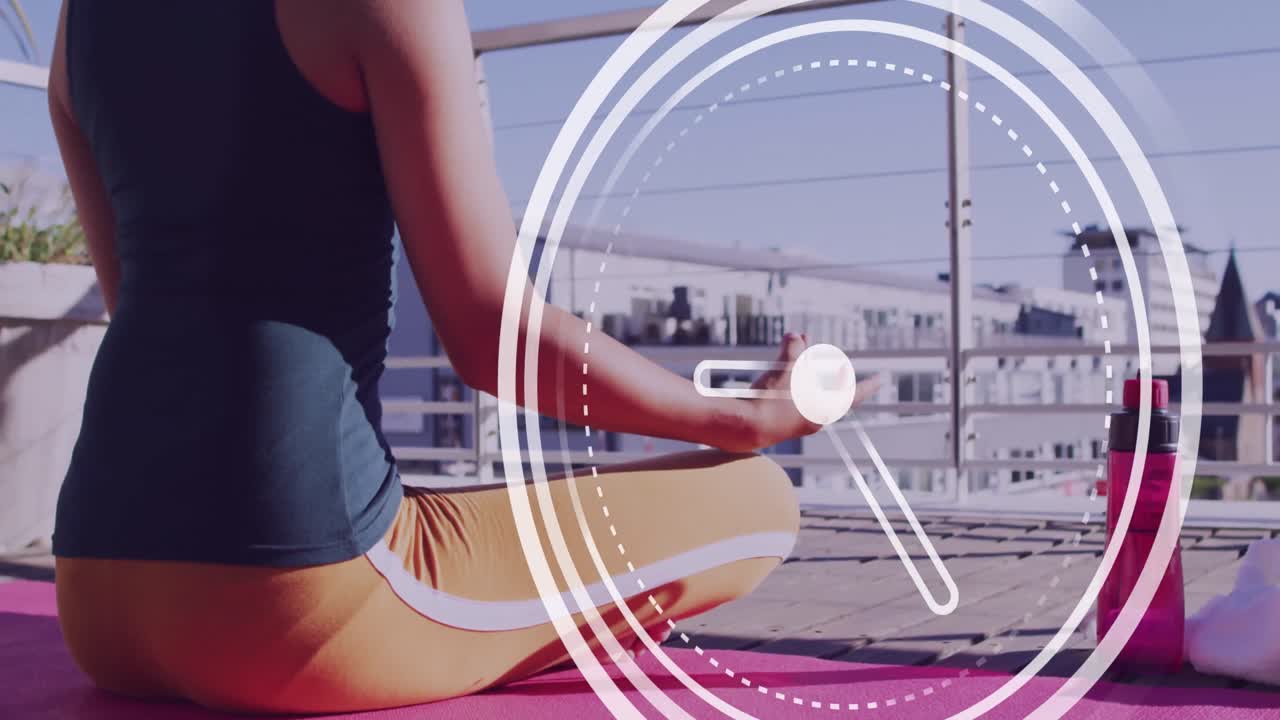 요가를 연습하는 두 인종의 여성의 시계 애니메이션