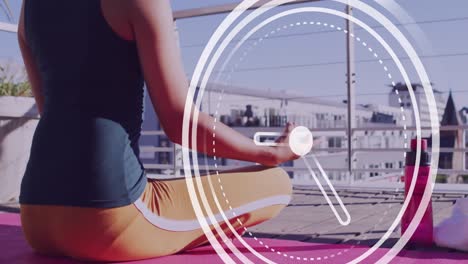 animación de un reloj sobre una mujer biracial practicando yoga