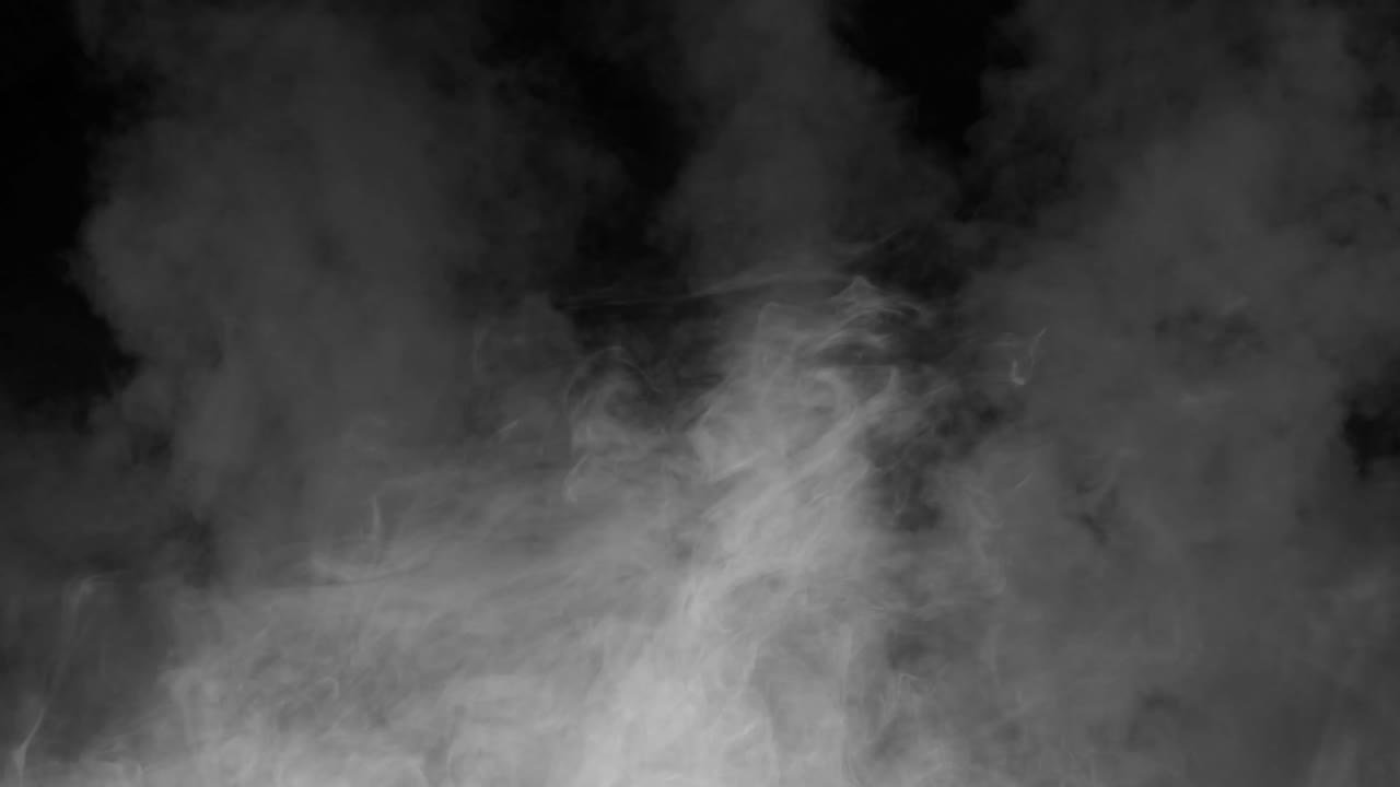Fumo bianco realistico o nebbia che si alza lentamente dal fondo dell'inquadratura su sfondo nero. Usalo come sovrapposizione per scene suggestive, malinconiche o misteriose