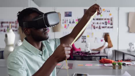 hombre de raza mixta usando auriculares vr en la oficina de moda