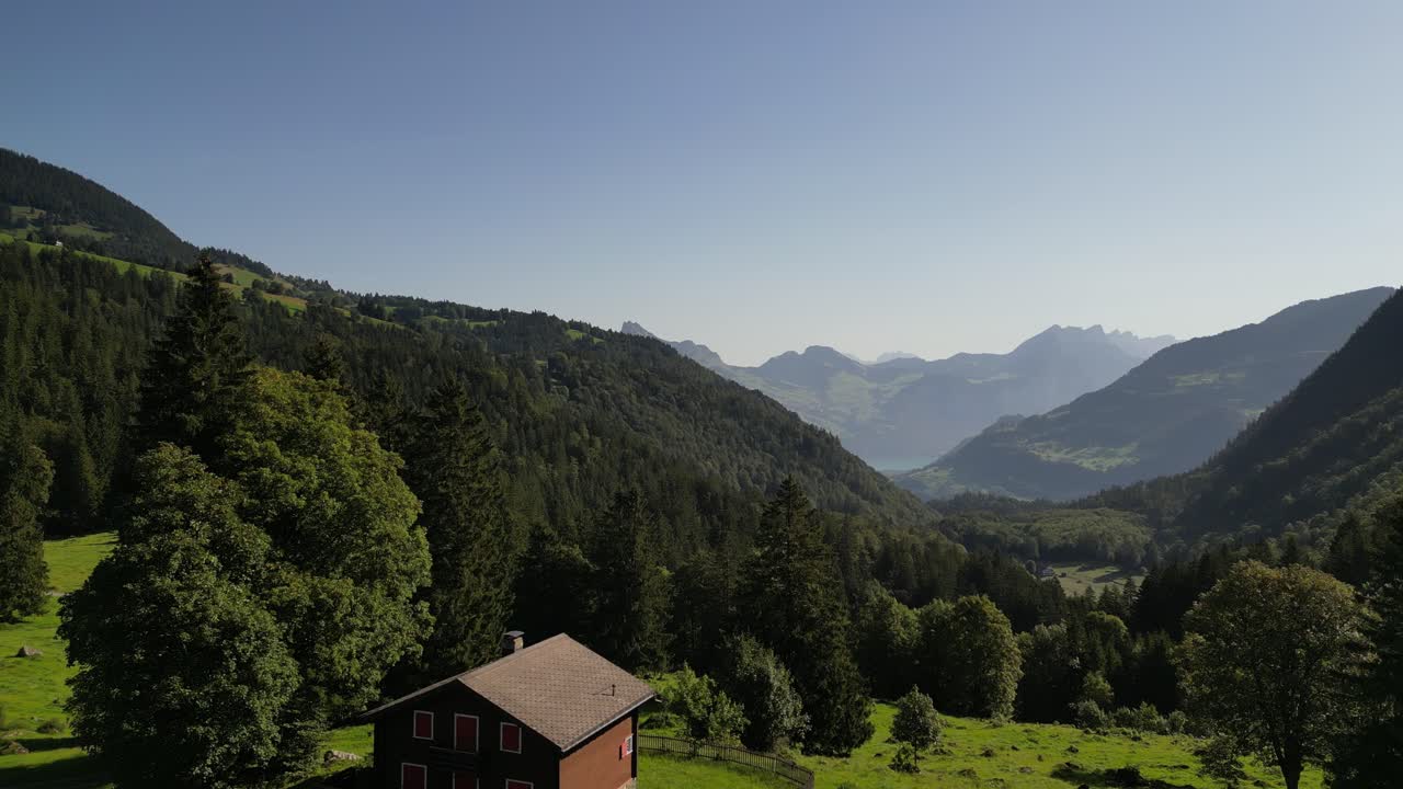 알프스 산맥의  ⁇ 은 갈색 오두막의 아름다운 풍경 산악 숲 고원 숲은 멋진 해가 지는 시간 반 구름이 난 날 풍경 배경 스위스 나펠스 obersee niederurnen 여행