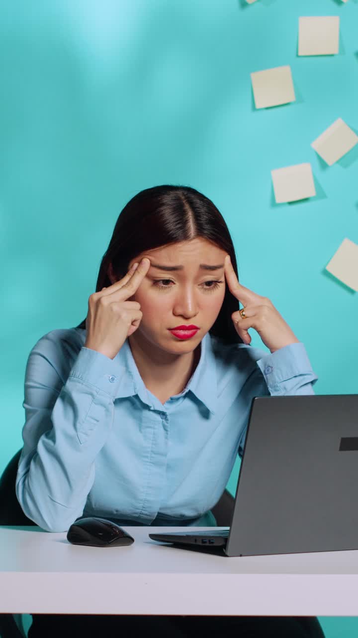 Dipendente stressato che soffre di mal di testa