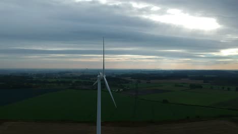 órbita-Lenta-Alrededor-De-La-Turbina-Eólica-En-El-Campo