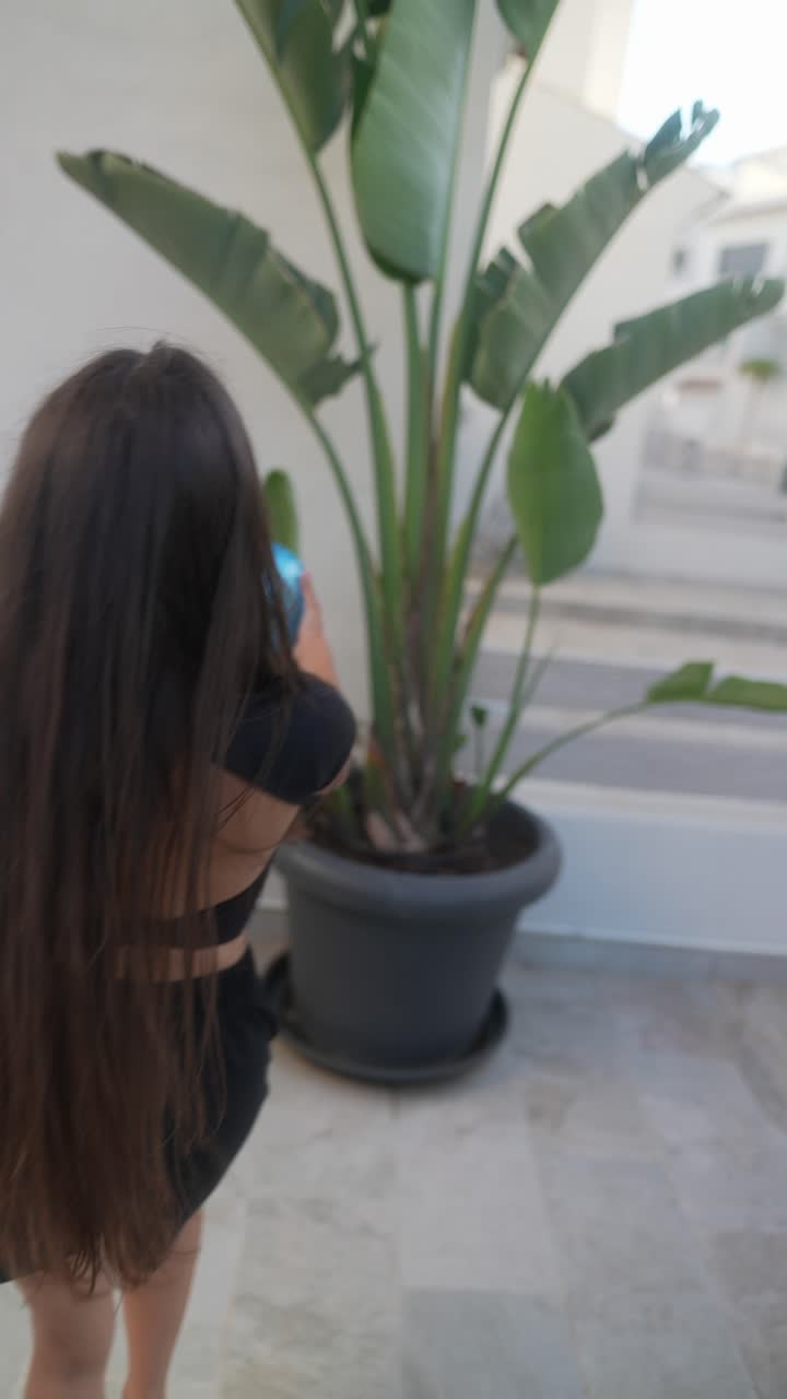 아름다운 정원에서 놀고 있는 여자