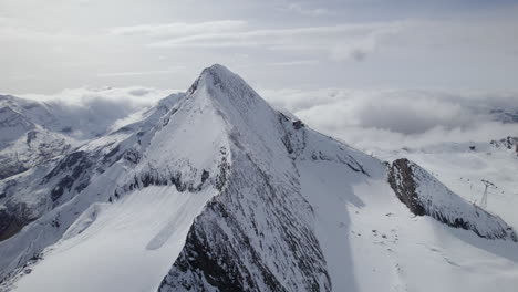 Filmische-Drohnenaufnahme-Des-Berühmten-Kitzsteinhorns-In-Der-Verschneiten-Winterlandschaft-Österreichs