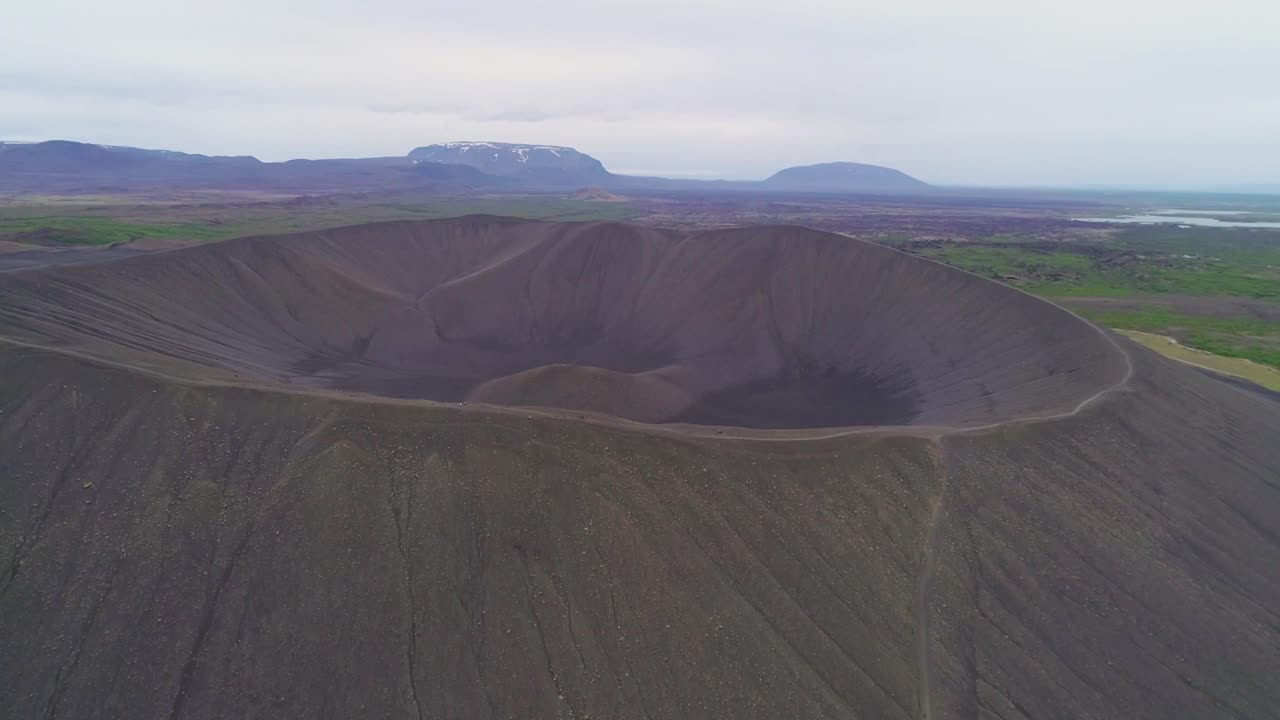 antena majestuosa sobre el cono del volcán hverfjall en myvatn islandia 1
