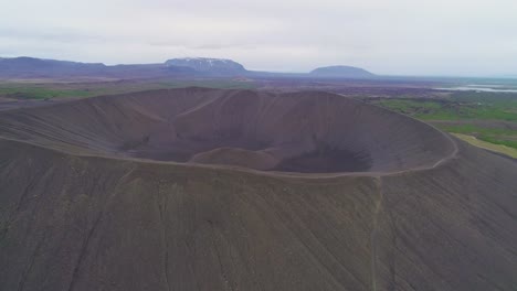 位於冰島 myvatn 1 的 hverfjall 火山頂上的壯觀空中圖像