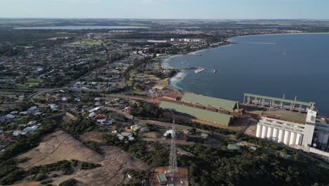 Luftpanorama-Der-Stadt-Esperance-Und-Der-Küste-Mit-Fabrik-In-Westaustralien