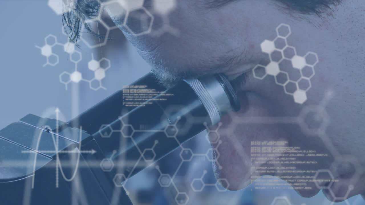 scienziato che utilizza un microscopio con dati e diagrammi in movimento