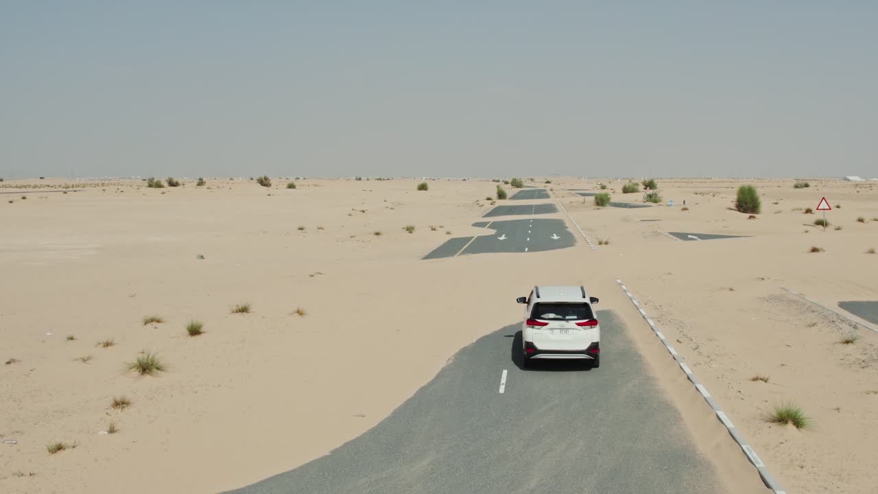 camino del desierto con coche