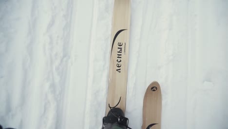 esquís de madera en la nieve