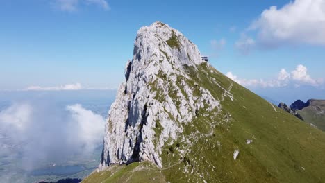 Wunderschöner-Stockhorn-Gipfel,-Gefilmt-Mit-Einer-Drohne-In-Der-Schweiz,-Sonniges-Wetter-Mit-Blauem-Himmel-Und-Einigen-Wolken