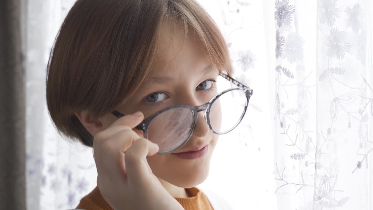 una adolescente mira a la cámara y sonríe.