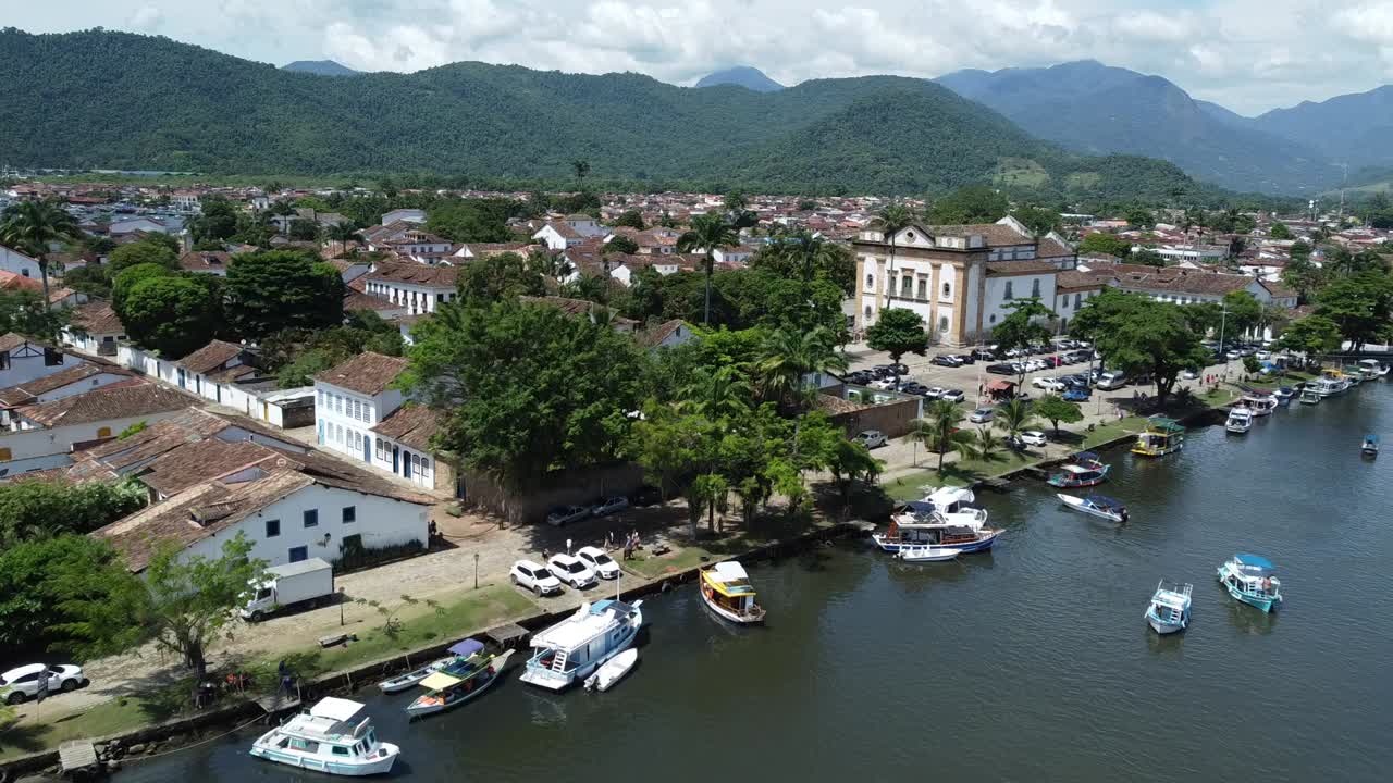 Toàn cảnh trên không Thị trấn Paraty lịch sử với Sông và Núi