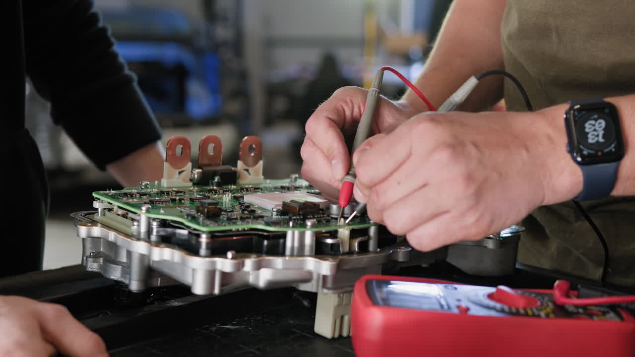 técnico automotriz que diagnostica la transmisión de un vehículo ecu
