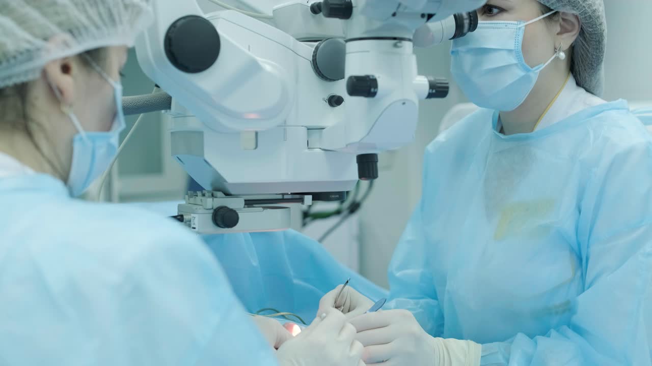 블레파로플라스티 (blepharoplasty) 는 눈 영역의 재생과 변형에 초점을 맞춘 성형수술입니다.