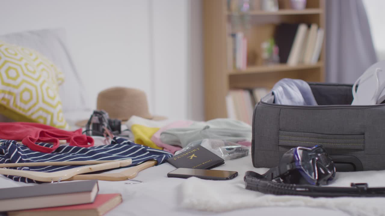 여름 휴가를 위해 집에서 침대 위에 열린 수하물의 클로즈업 3