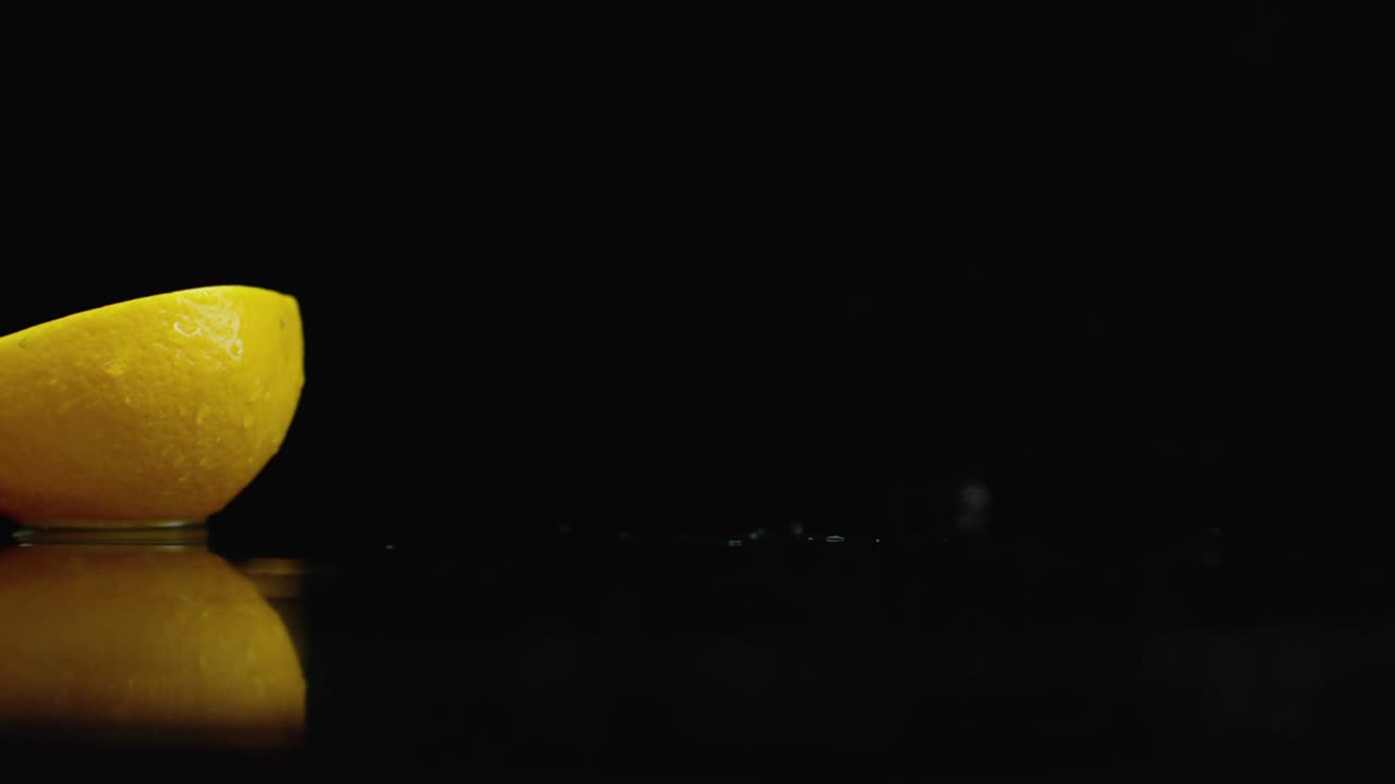 limón jugoso en cámara lenta con gotas y se rompe en 2 partes con salpicaduras