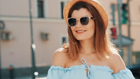mujer con sombrero de paja y gafas de sol