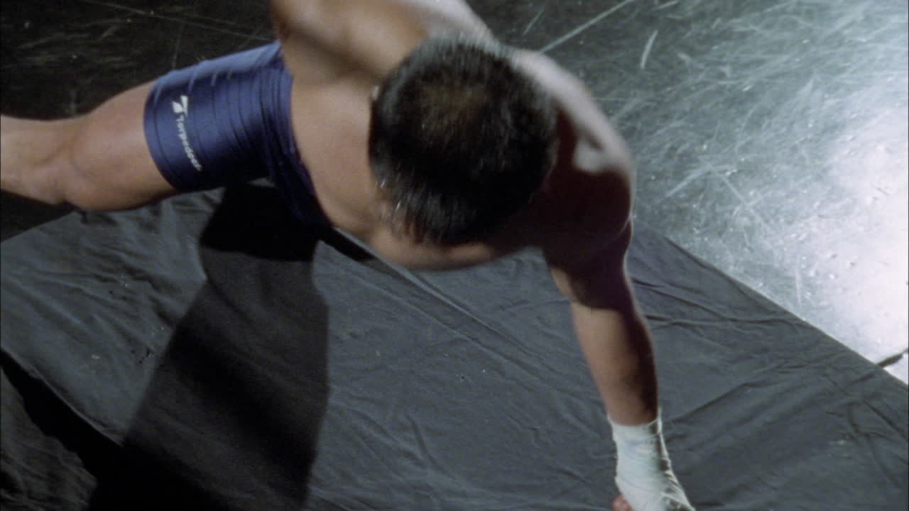 남자는 한 손으로 푸쉬업을 한다