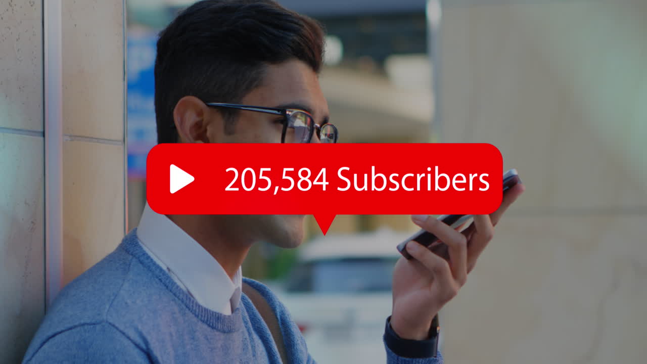 구독자들과 함께 스피치 버블, 스마트폰으로 이야기하는 남자에 대해 점점 더 많은 수의 텍스트