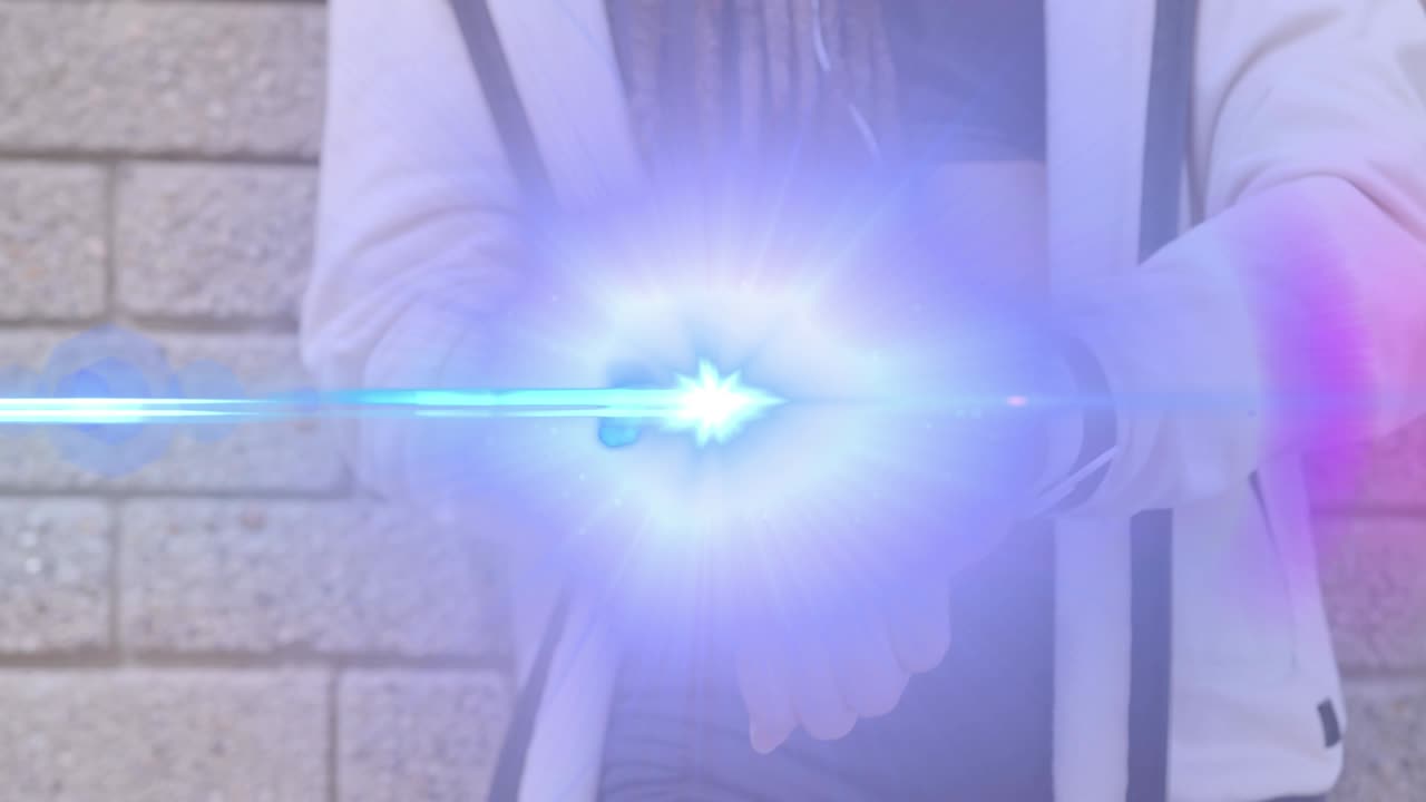 스마트 워치를 사용하는 여성의 중간 부분에 대한 빛  ⁇ 과 렌즈 플레어의 애니메이션