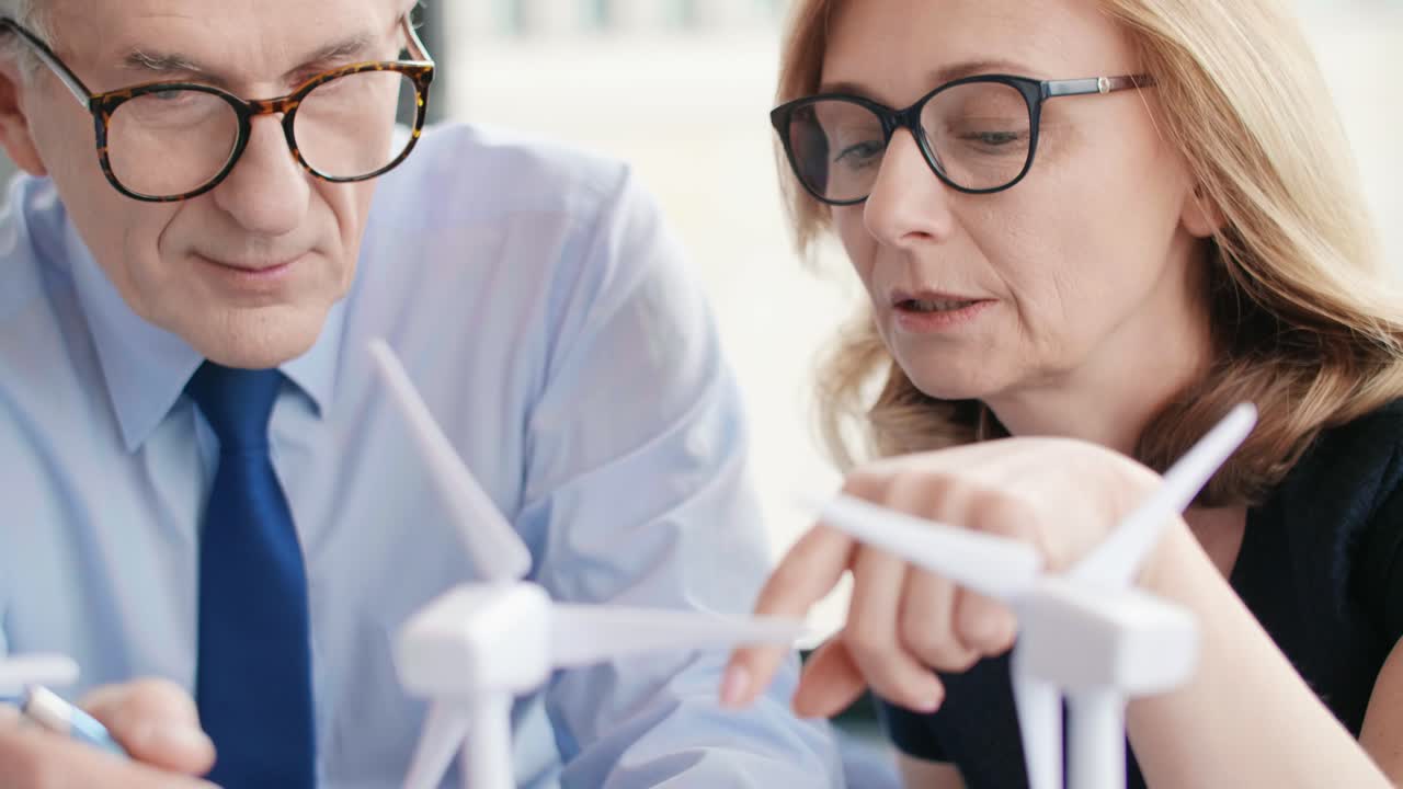 una pareja de negocios teniendo una conversación seria.