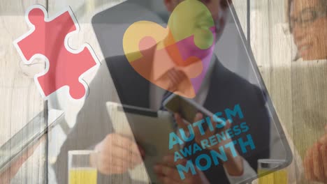 animación de piezas de rompecabezas coloridas y texto de autismo sobre personas de negocios que usan dispositivos digitales