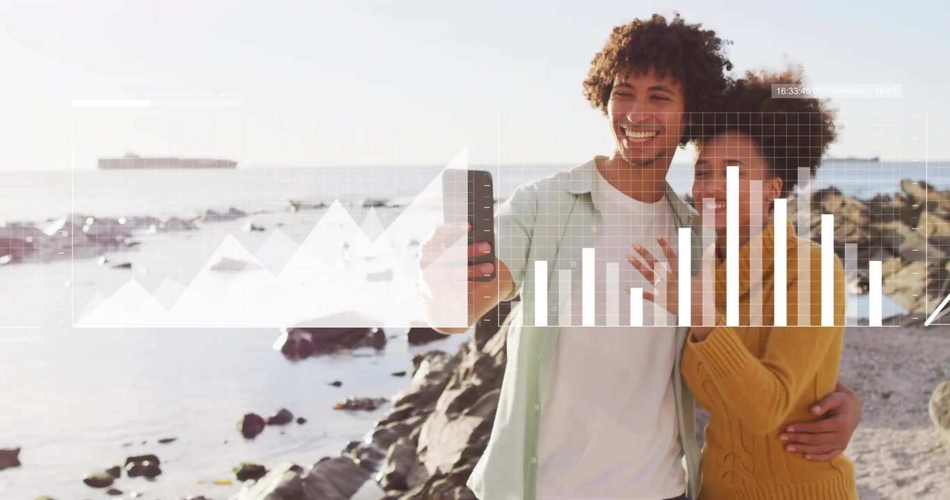 Animazione di elaborazione dati su coppia afroamericana che usa lo smartphone in spiaggia
