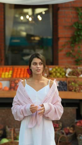 mujer en un mercado