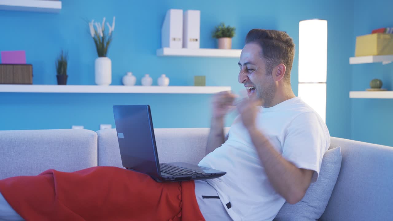 hombre abrazando el portátil por alegría.