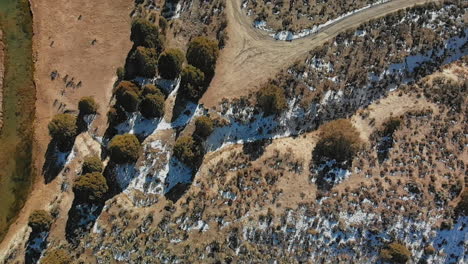 Incline-Hacia-Arriba-Desde-East-Fork-Virgin-River-En-Utah-Hasta-Una-Pequeña-Aldea-En-Invierno,-Antena