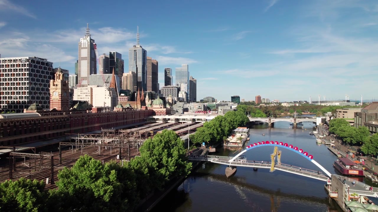 Prince's Bridge con insegna "Buon Natale", skyline di Melbourne sullo sfondo, ripresa con drone 4K