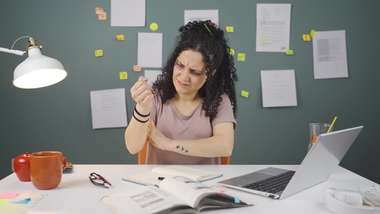 la estudiante con dolor en las articulaciones está cansada y perezosa.