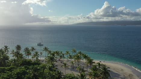 Menschen-Am-Weißen-Strand-Von-Cayo-Levantado-Oder-Bacardi-Island,-Samana