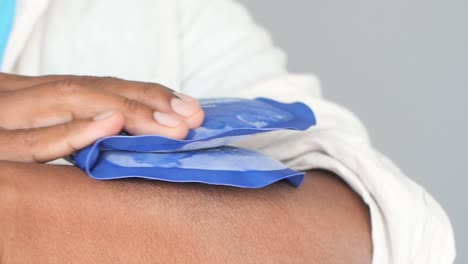 aplicación de una bolsa de hielo en el brazo lesionado