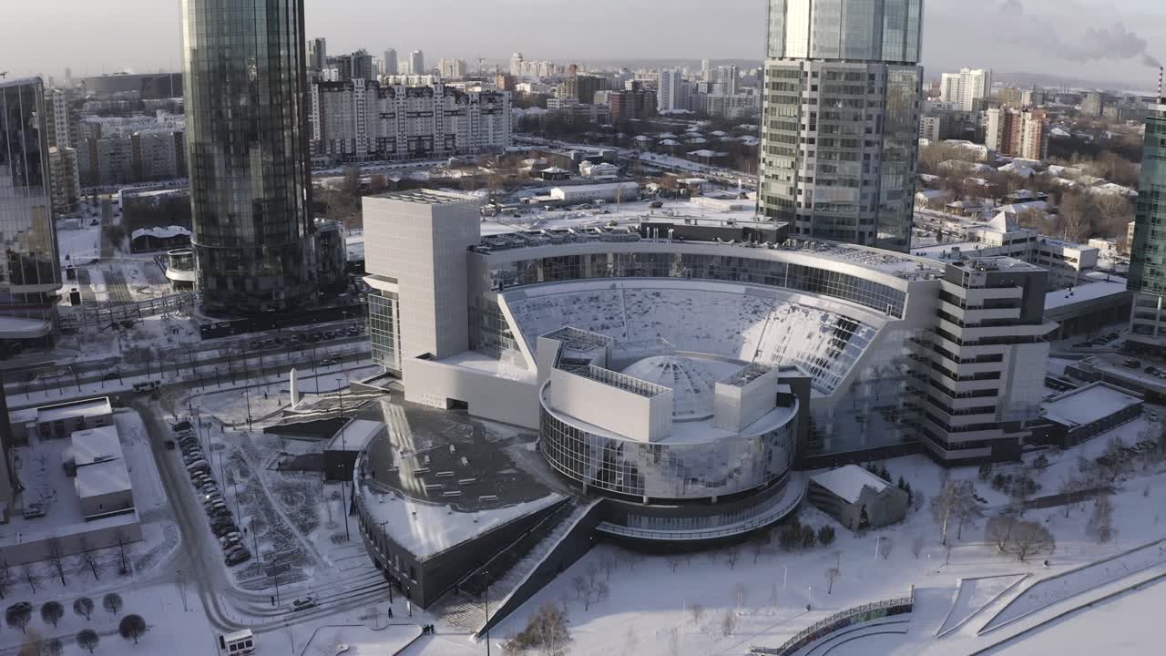Paysage urbain hivernal avec architecture moderne et rivière gelée