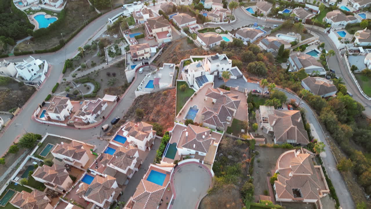 집, 수영장, 정원 및 농장에서 위쪽으로 기울어지는 드론 샷으로 시골과 바다의 아름다운 일몰을 보여줍니다.