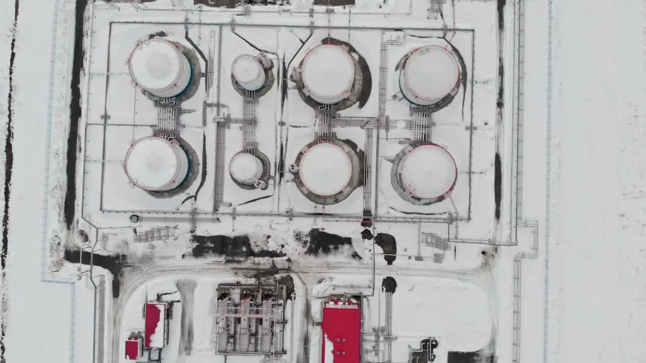 vista aérea de tanques o depósitos de almacenamiento de petróleo. industria de refinería de petróleo, planta petrolera y petroquímica, disparo de avión no tripulado. tanques de petróleo en invierno. crisis de combustible en invierno