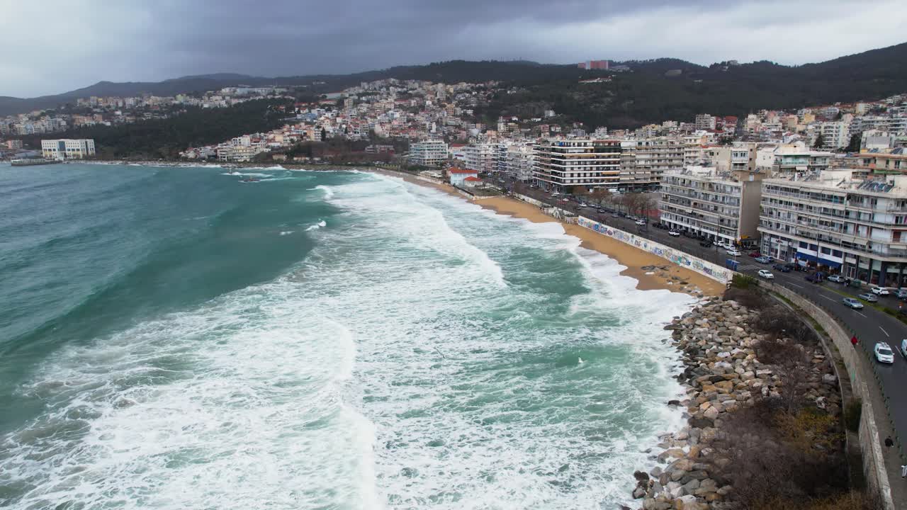 Spiaggia di Rapsani con venti ad alta velocità e grandi onde, veduta panoramica aerea sulla costa di Kavala, Grecia