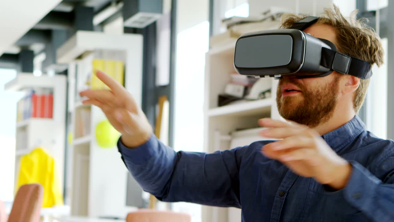 Grafico che usa un visore per la realtà virtuale alla scrivania 4k